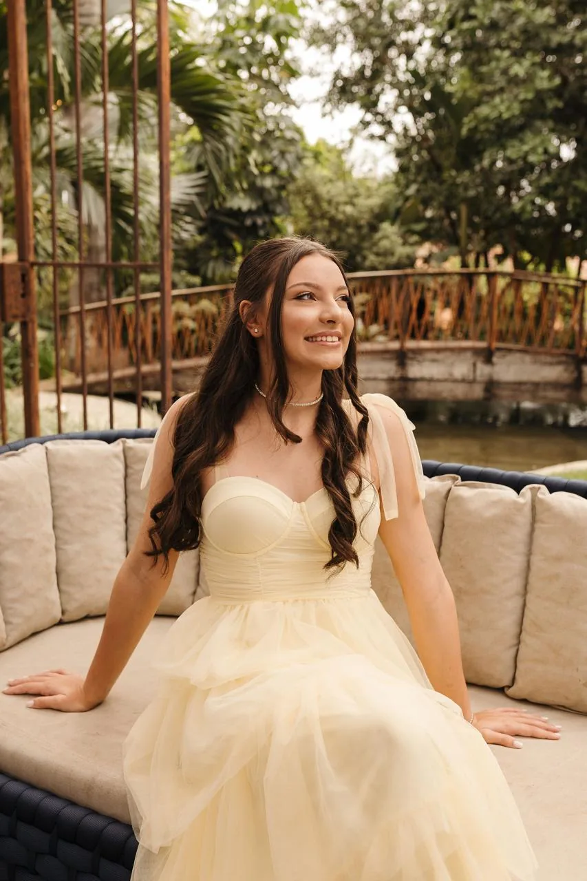 Debutante com penteado e maquiagem feitos no estúdio para a festa de 15 anos
