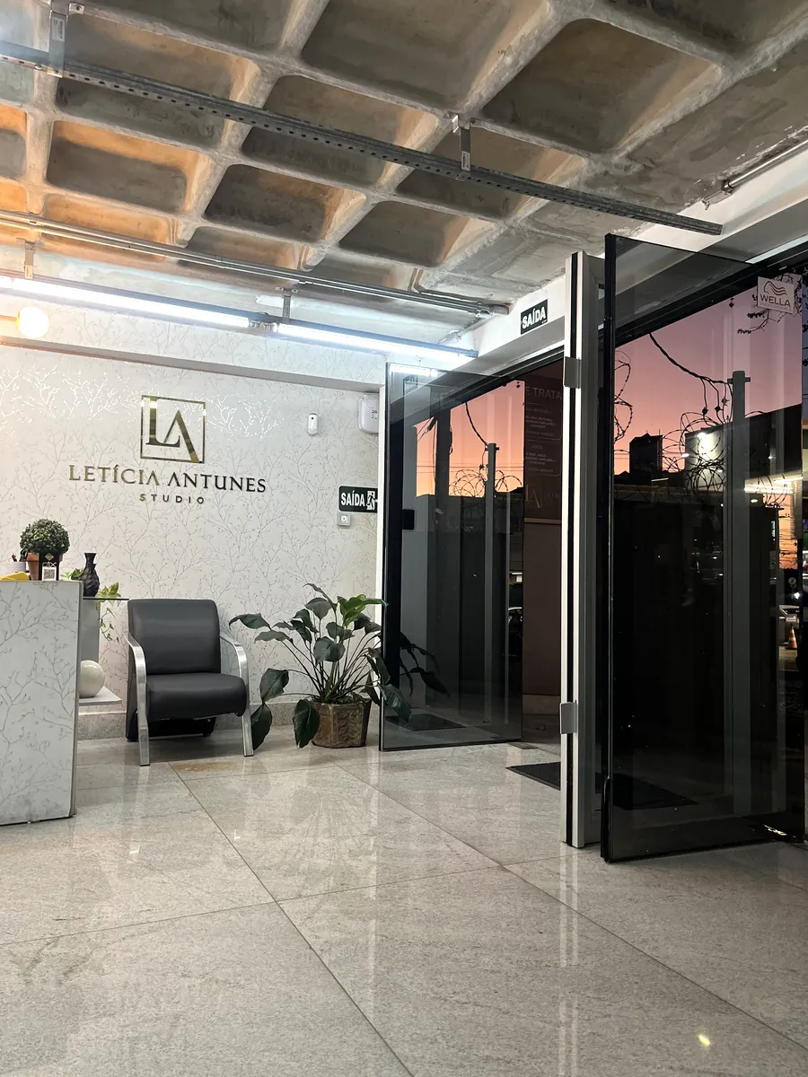 Entrada do Letícia Antunes Studio, com a marca aplicada na parede