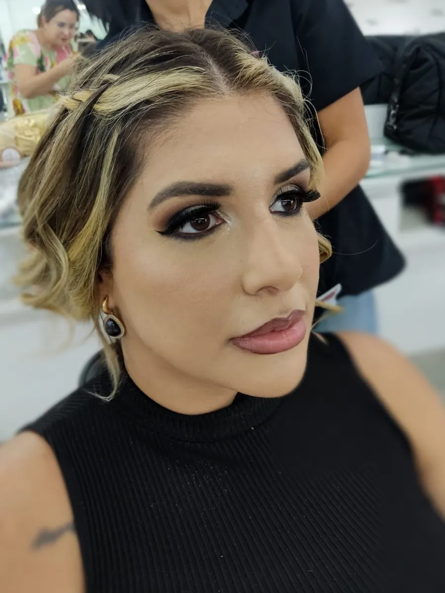 Cliente com penteado trançado e maquiagem completa feitos no estúdio