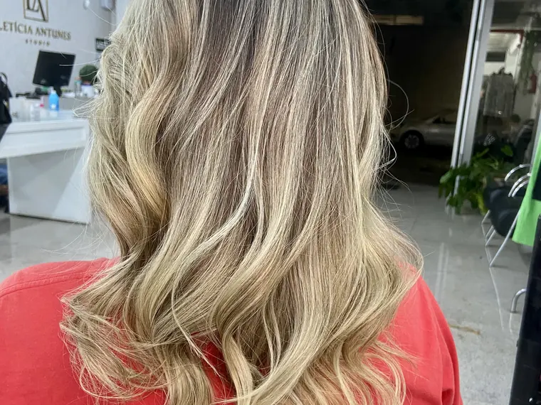Cabelo longo loiro com mechas, feito no estúdio