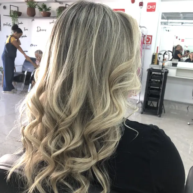 Loiro iluminado com ondas longas