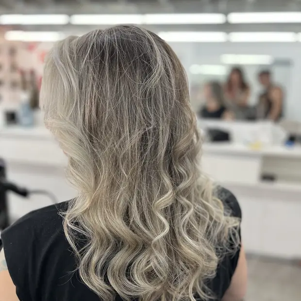 Loiro acinzentado com ondas