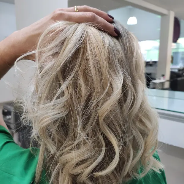 Mechas loiras conferidas na raiz